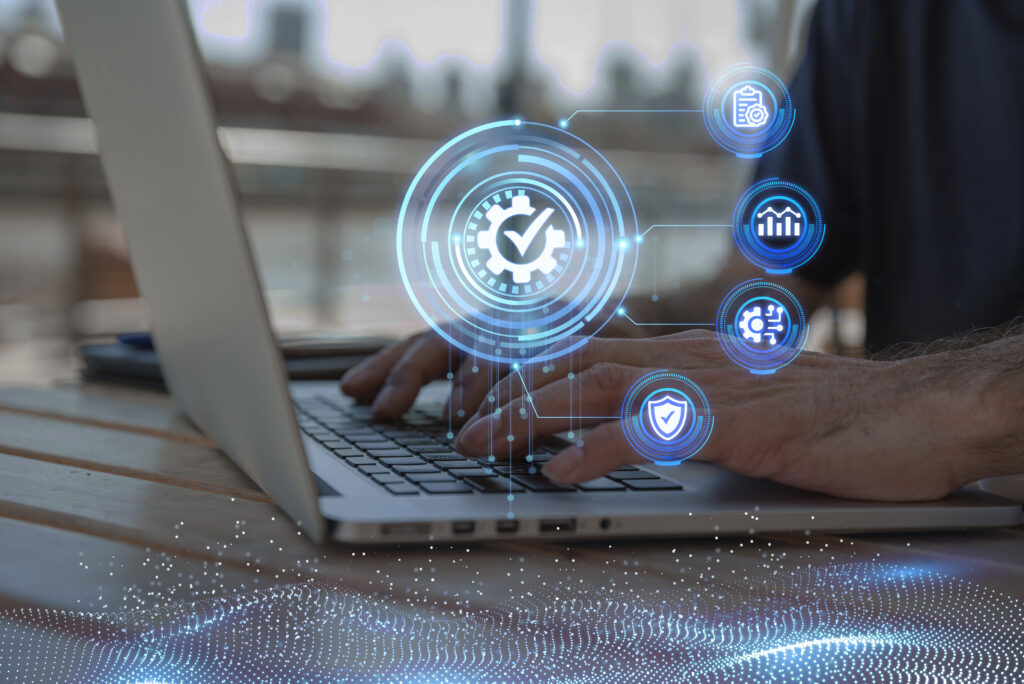 Profissional utilizando notebook com interface digital de sistema integrado ERP mostrando automação, análise de dados e integração de processos no varejo