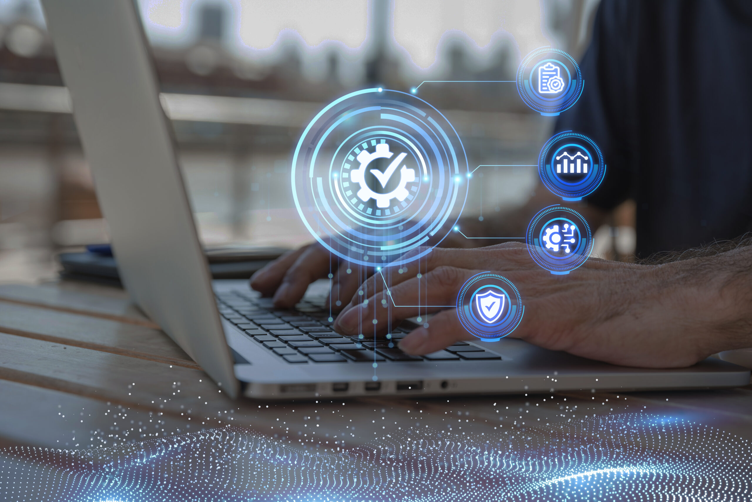 Profissional utilizando notebook com interface digital de sistema integrado ERP mostrando automação, análise de dados e integração de processos no varejo